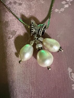Selling silver and  fresh pearl pendant necklace